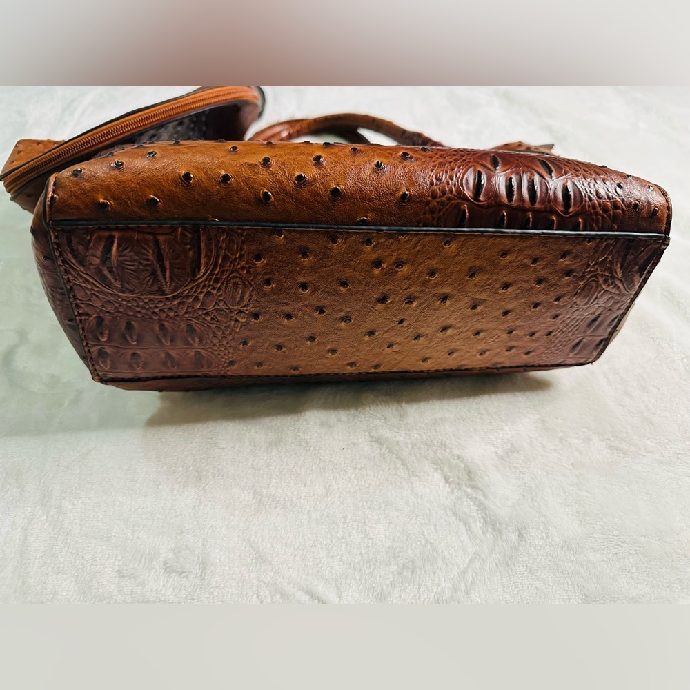 Vintage Brown Embossed Tote Bag with Matching Wristlet Pouch - Picture 7 of 9